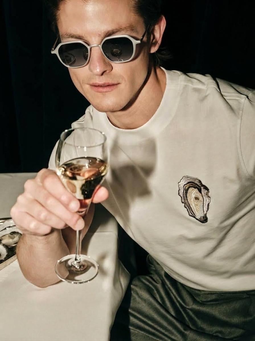 Hombre con lentes de montura metálica